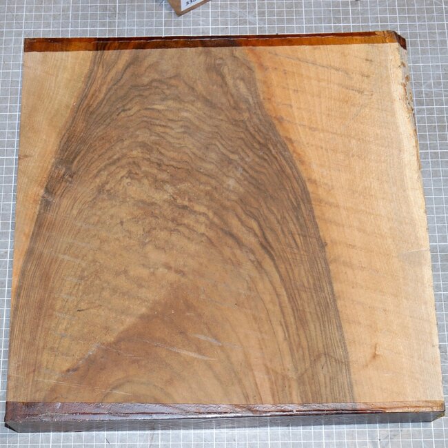 Nussbaum kaukasisch, ca. 375 x 375 x 60mm, 6,1kg
