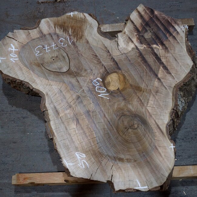 Walnut, slab, approx. 1090 x 1070/500 x 130 mm, 13773