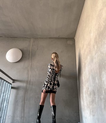 Giaro Gabriela wearing the Giaro Mila black shiny knee boots