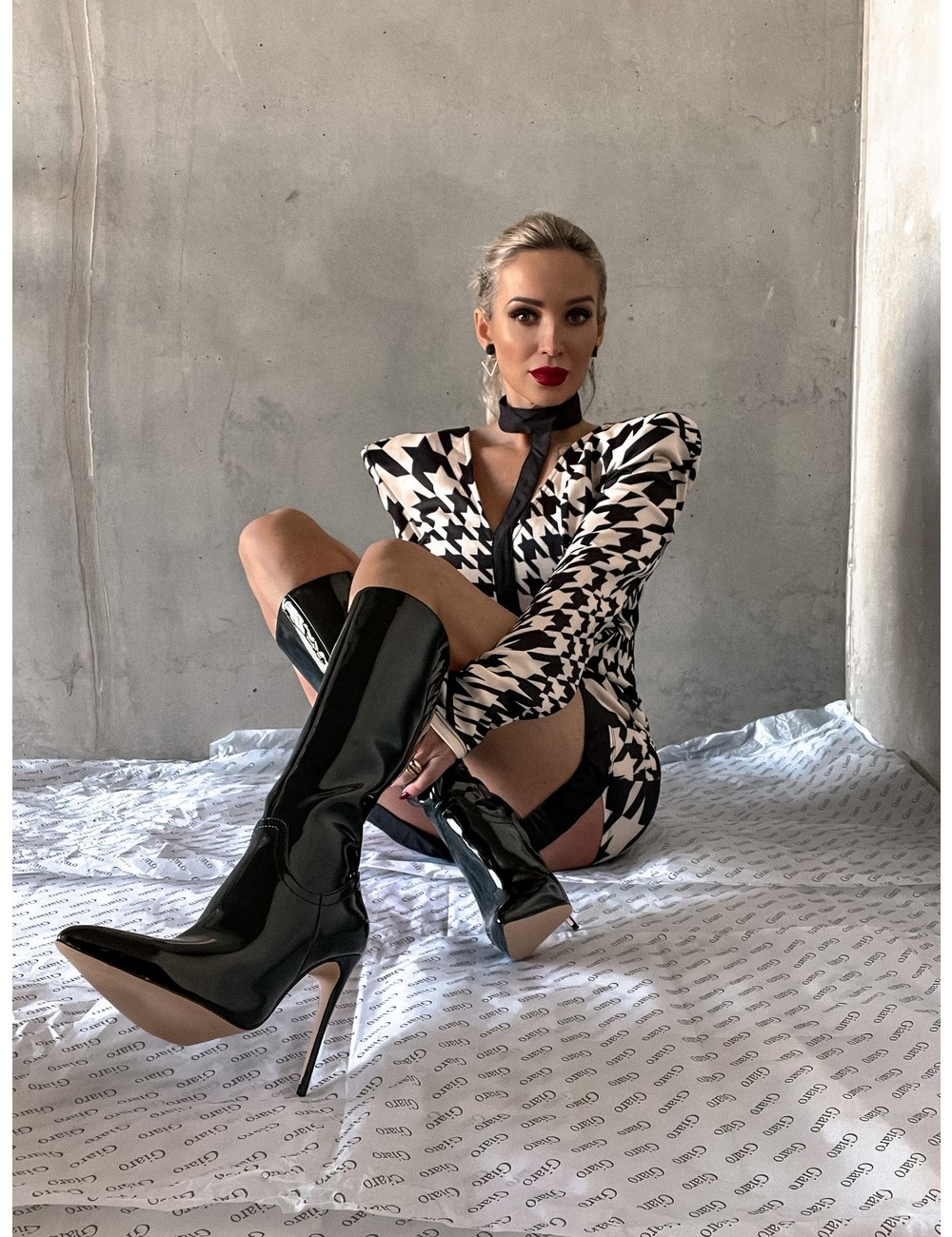 Giaro Gabriela in de Giaro Mila black shiny kniehoge laarzen