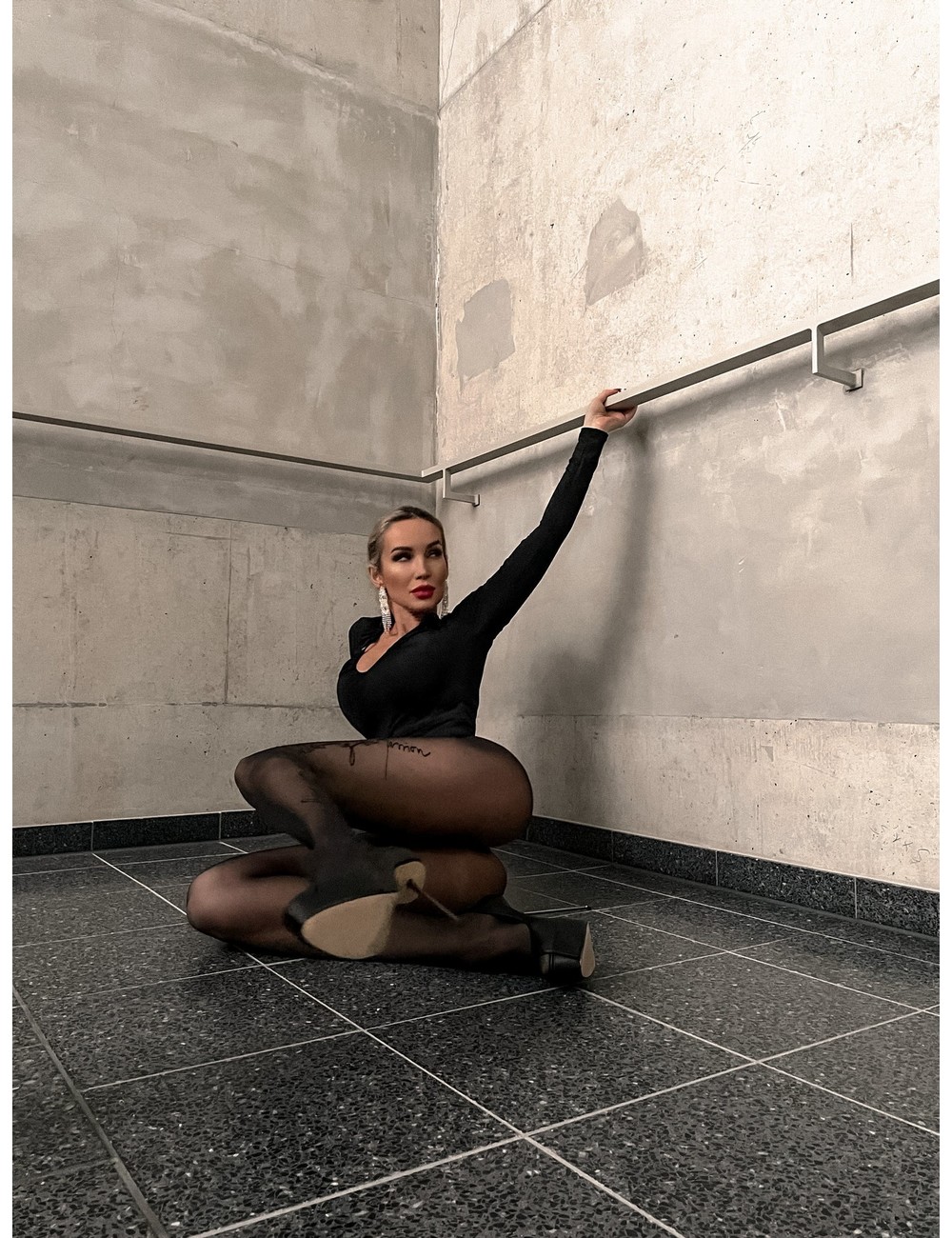 Giaro Gabriela draagt ​​de Giaro Beliza zwarte matte platformpumps.