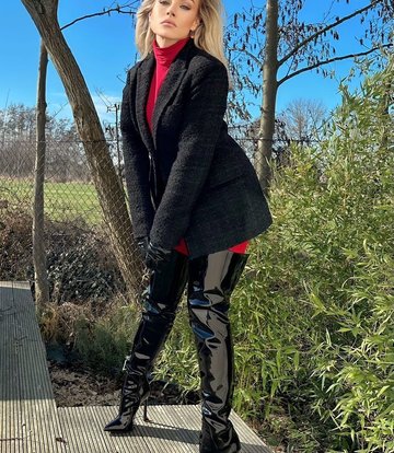 Jasmine in den veganen Gigi Overknee-Stiefeln in Schwarz glänzend