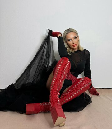 Sanctum Shoes Gabriela in de prachtige rode, matte fetish dijlaarzen van Secretz