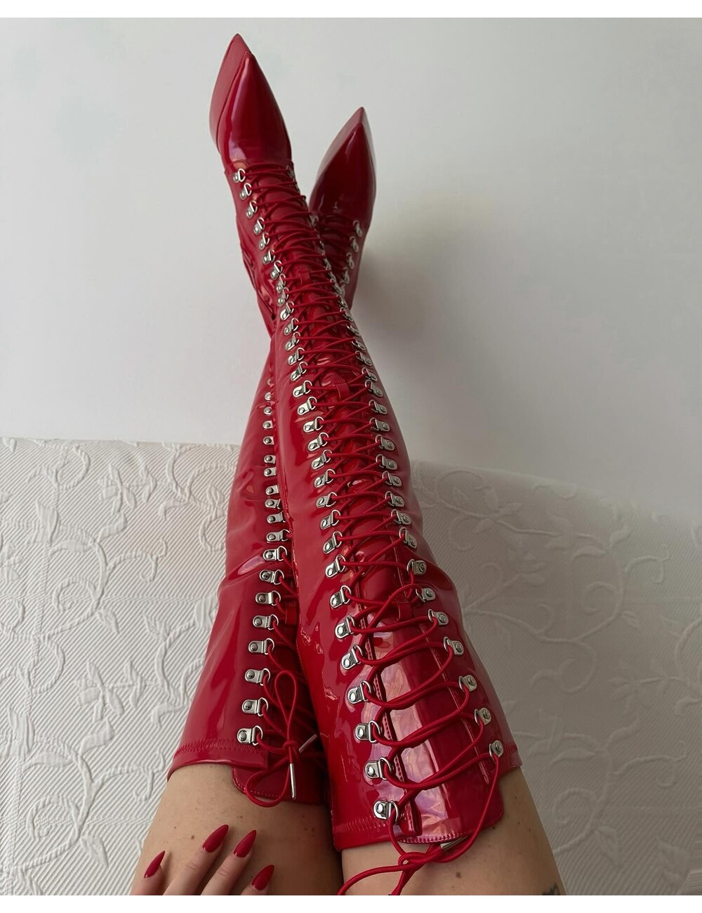 Sanctum Shoes Gabriela in unseren heißen roten glänzenden Schnürstiefeln