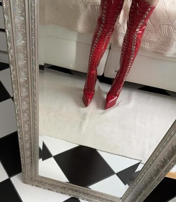 Sanctum Shoes Gabriela in onze felrode glanzende veterlaarzen