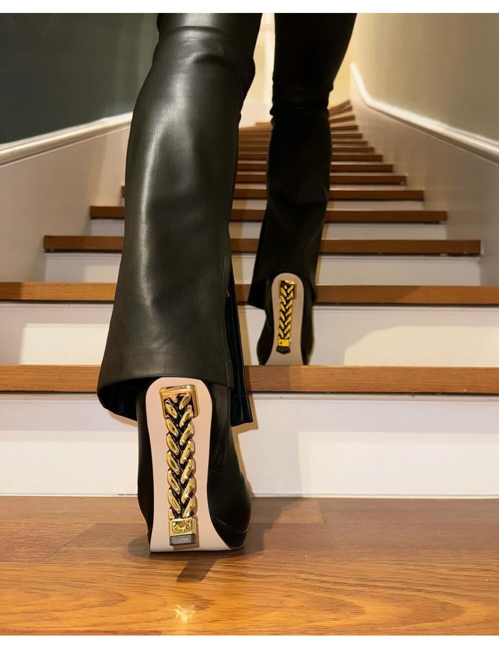Sanctum Shoes Gabriela draagt chique luxe enkellaarzen
