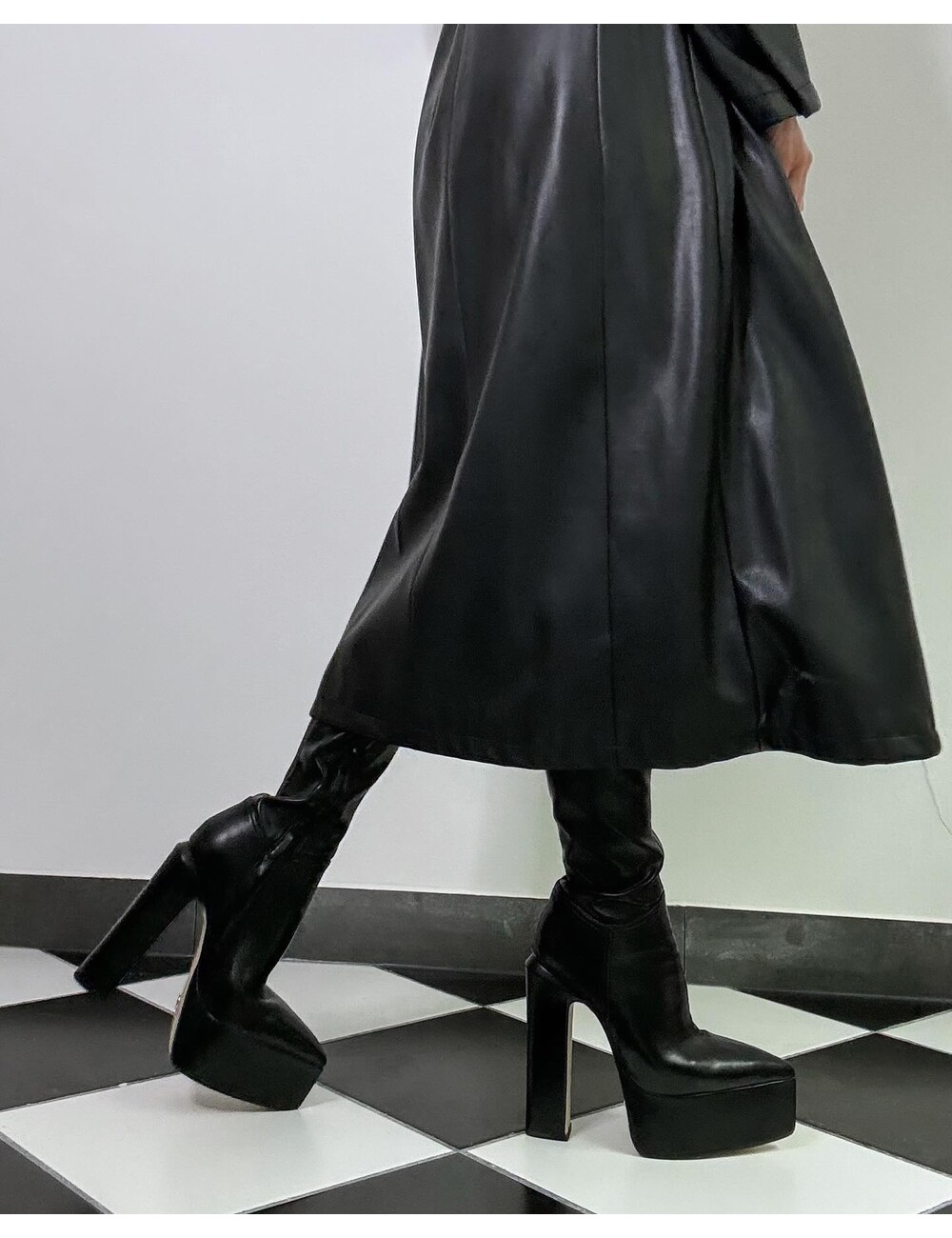 Sanctum Shoes Gabriela in unseren schwarzen, veganen Overknee-Stiefeln