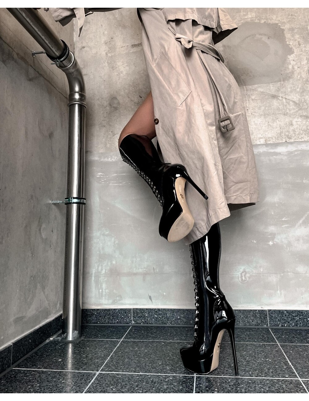 Sanctum Shoes Gabriela draagt onze fetisj knielaarzen met veters in glanzend zwart