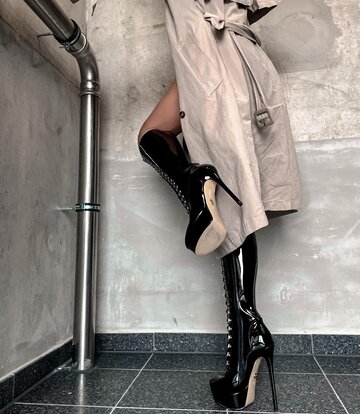 Sanctum Shoes Gabriela draagt onze fetisj knielaarzen met veters in glanzend zwart