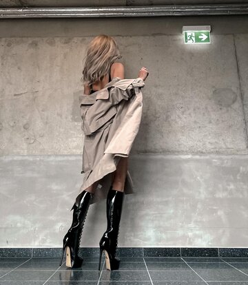 Sanctum Shoes Gabriela draagt onze fetisj knielaarzen met veters in glanzend zwart
