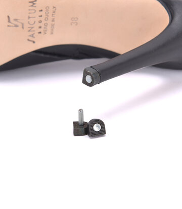 | Sanctum Shoes ZWART METALEN HAKTIPS