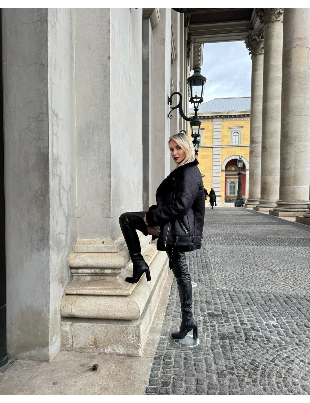 Sanctum Hohe italienische Schrittstiefel BROOKLYN mit 10cm Blockabsatz aus echtem Leder