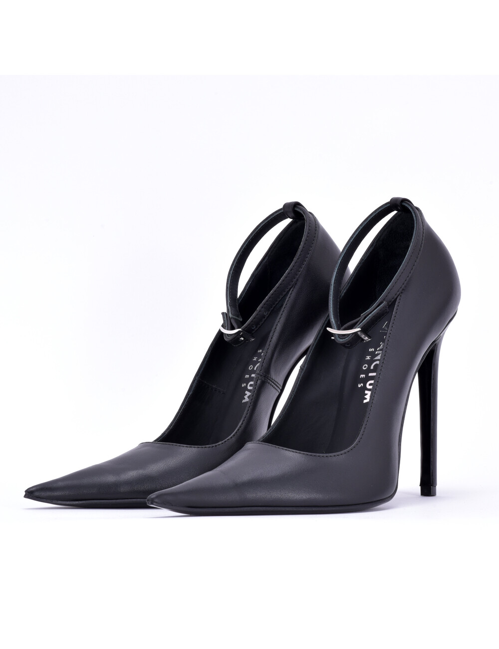 Sanctum Shoes Sanctum ANNE EXTREME PUNTIGE PUMPS MET BANDJE ZWART NAPPA