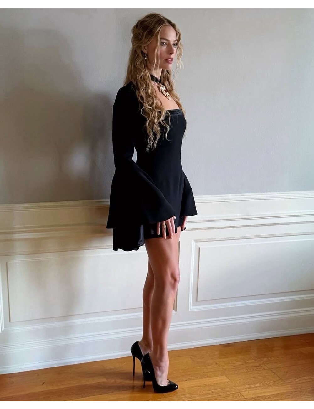 Sanctum Shoes Margot Robbie in High Heels aus Wuthering Heights