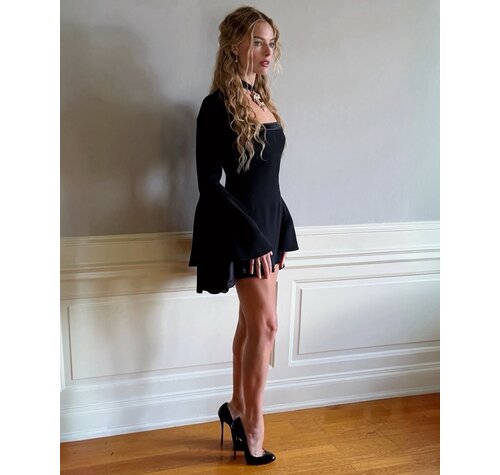 Sanctum Shoes Margot Robbie op hoge hakken in Wuthering Heights