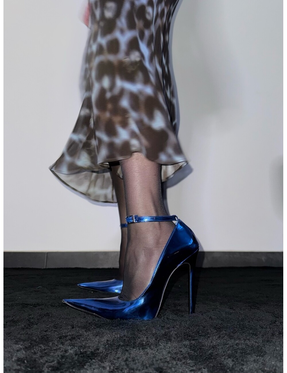 Sanctum Sanctum ANNE EXTREME PUNTIGE PUMPS MET BANDJE METALLIC BLAUW