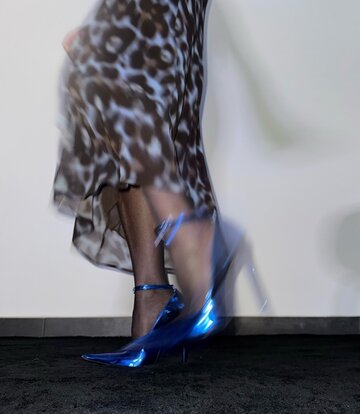Sanctum Shoes Sanctum - Gabriela droeg elektrisch blauwe hakken met een ondersteunend enkelbandje.