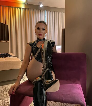 Giaro Gabriela wearing the Giaro Arabella black shiny thigh boots
