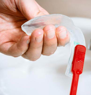 Mundschiene reinigen und pflegen | Tipps & Erklärung