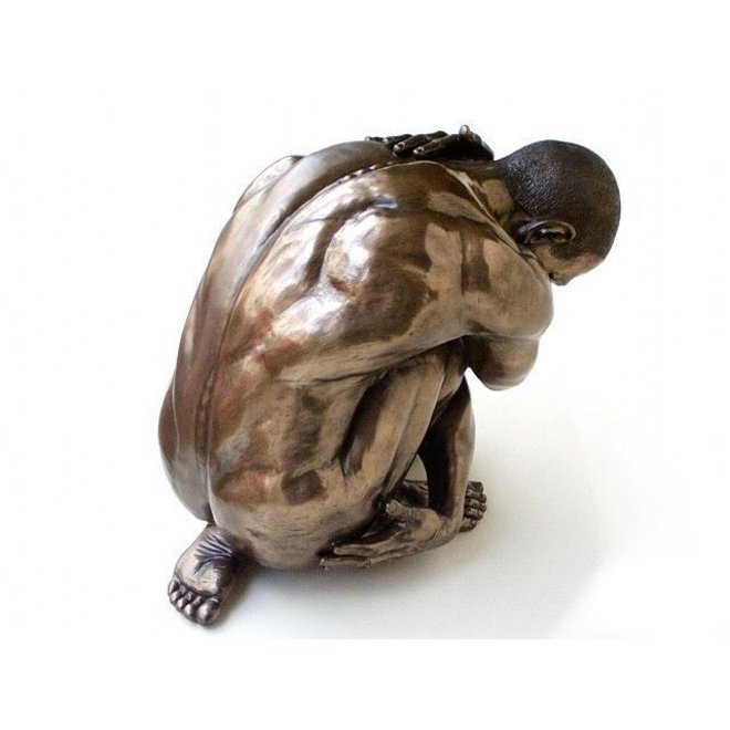 Figuur 'Man Squatting' XL, polyresin, bronze H45cm