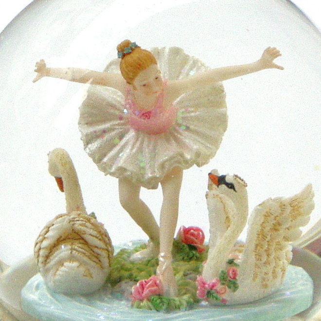 Middelgrote Sneeuwbol Ballerina met Zwanen