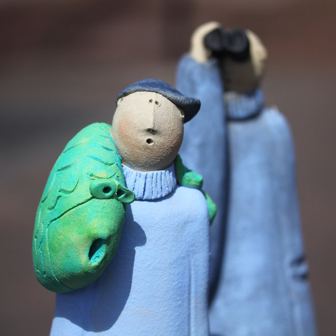 Stoere Man in coltrui met Verrekijker Keramiek H42 cm