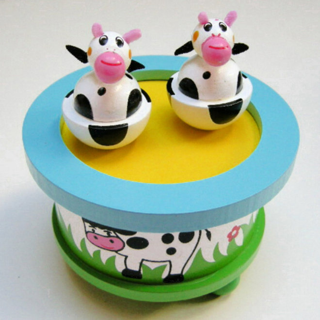 Speeldoos dansende Koeien in de wei