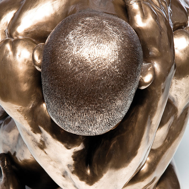 Figuur 'Man Squatting' XL, polyresin, bronze H45cm