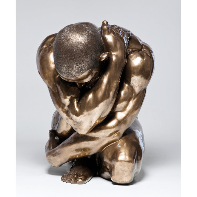 Figuur 'Man Squatting' XL, polyresin, bronze H45cm