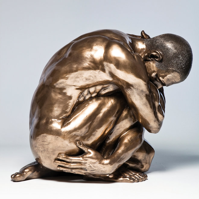Figuur 'Man Squatting' XL, polyresin, bronze H45cm