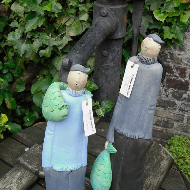 Haringman, met buit in de hand, Keramiek H47cm