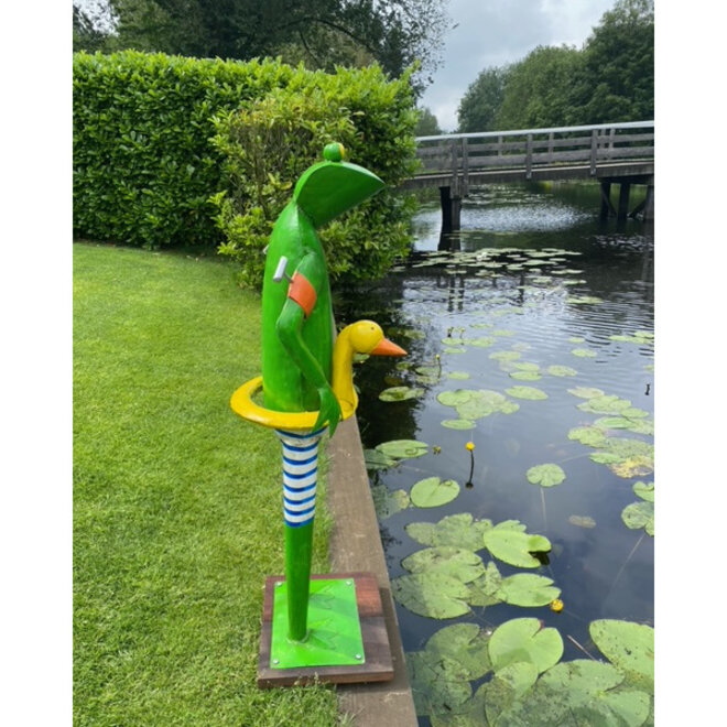 Grote Metalen Kikker met zwemband gele eend, in- & outdoor, H125cm