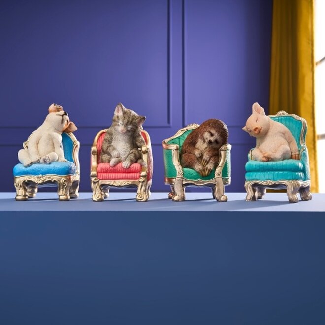 Kunststof Beeld, Slapende Hond Op Stoel H20cm