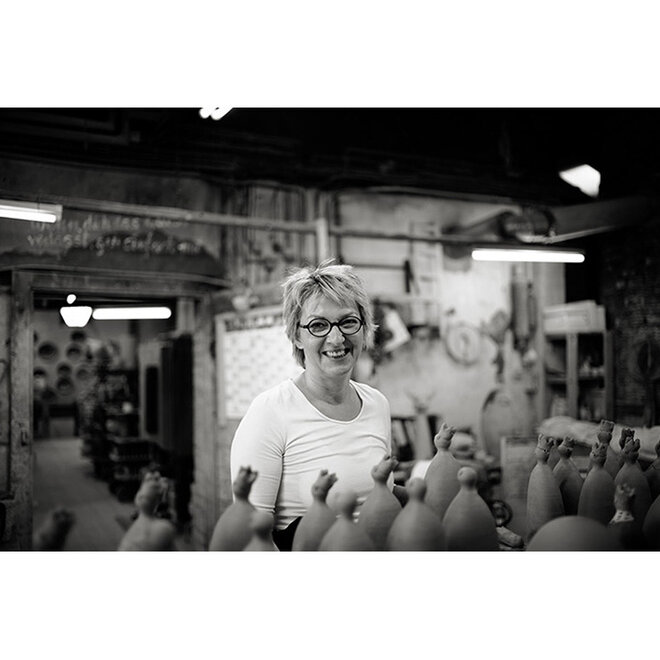 Vrolijke Vrouw, Freudenmädchen, lichtgrijs Keramiek H27cm