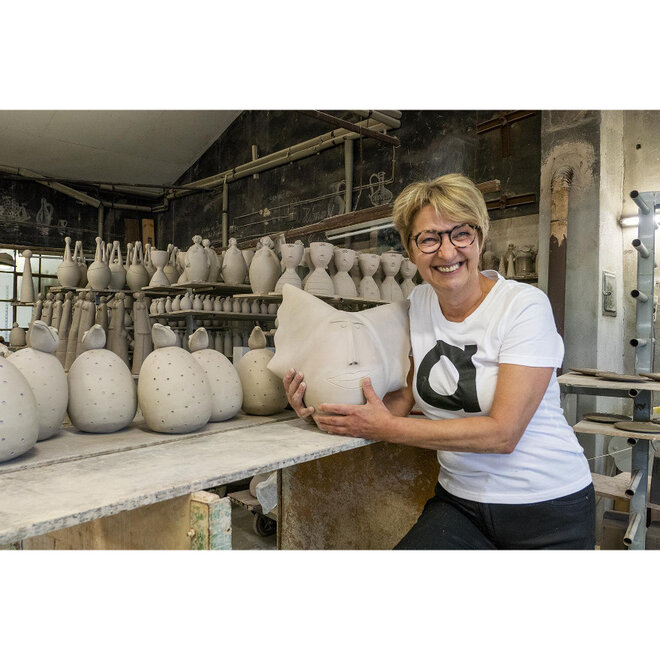 Vrolijke Vrouw, Freudenmädchen, Keramiek kersenrood H27cm