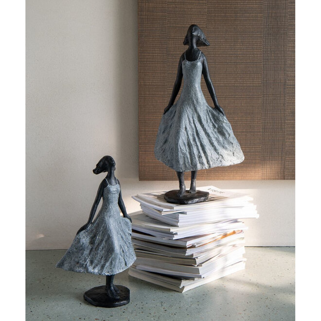 Beeld Vrouw Lopend in de Wind XL, zwart/grijs H54cm