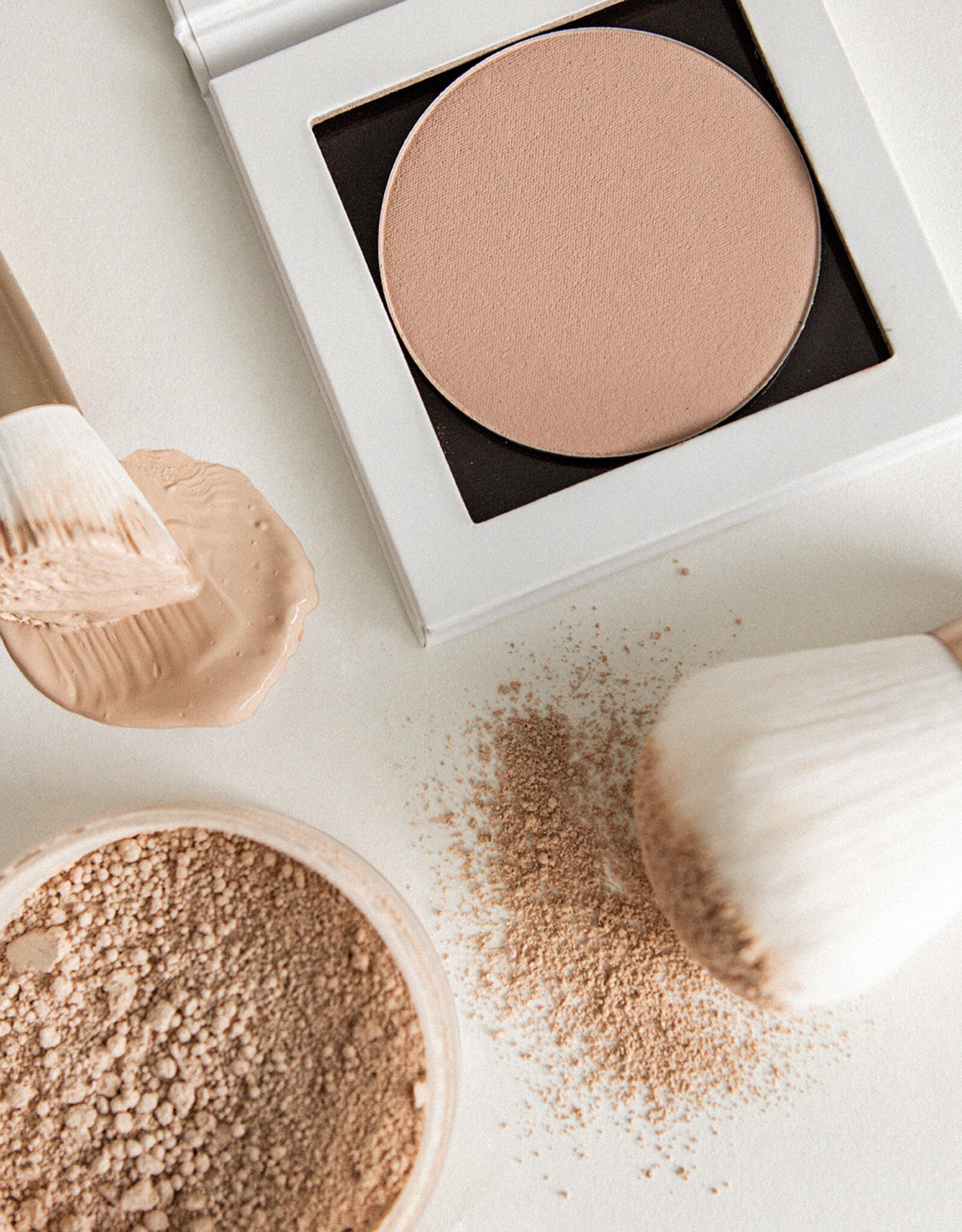 i.am.klean Compact Mineral Foundation-light