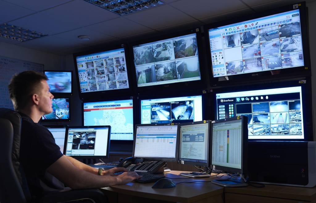 Service Centrale Nederland es una sala de control privada certificada independiente que opera a nivel nacional con la que nosotros, expertos en sistemas de alarma, trabajamos juntos. Además del procesamiento de alarmas de los sistemas de alarma regulares,