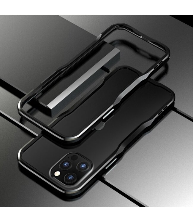 ≈ Luphie Zwart Metaal Hardcase Hoesje voor de iPhone 12 (Pro)