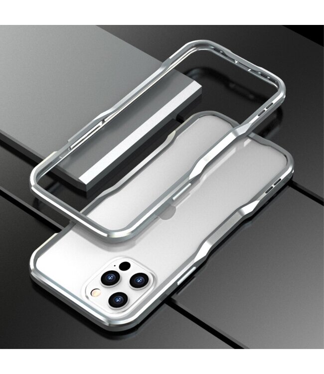 Luphie Luphie Zilver Metaal Hardcase Hoesje voor de iPhone 12 (Pro)