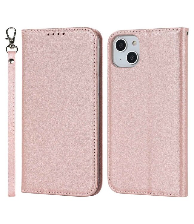 SoFetch Rosegoud Zijde Textuur Flipcover Hoesje voor de iPhone 15 Plus