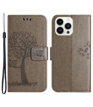 SoFetch Bruin Boom Bookcase Hoesje met Polsbandje iPhone 15 Pro Max