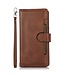 SoFetch Bruin Wallet Bookcase Hoesje met Polsbandje voor de iPhone 15 Pro Max