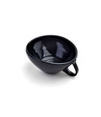 Schwarzweisskeramik Handgemaakte zwarte scheerkom met handvat