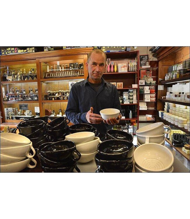 Schwarzweisskeramik handgemaakte zwarte scheerkom met handvat