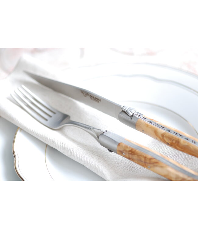 Laguiole en Aubrac 2 steakmessen en 2 vorken olijfhout