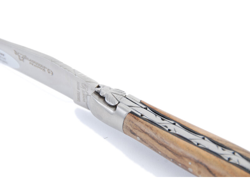 Laguiole en Aubrac 12cm loupe de noyer - platines guillochées - mat