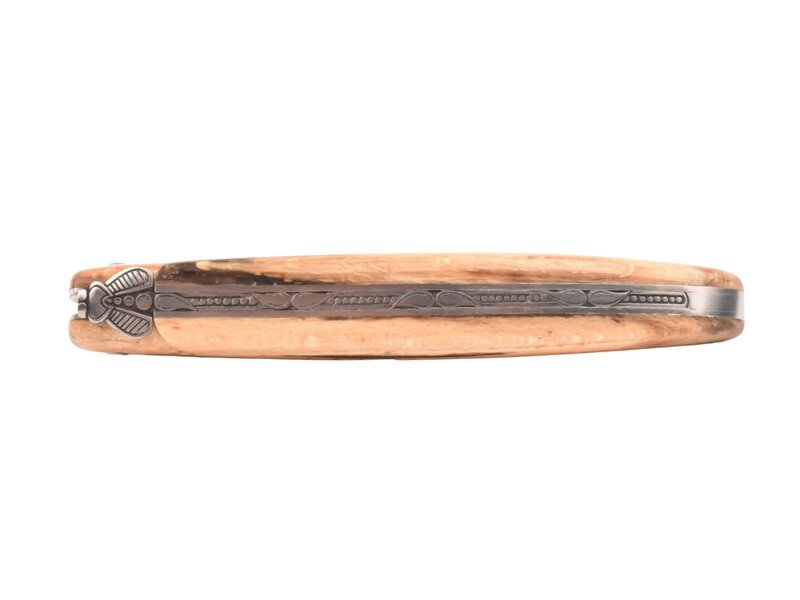 Laguiole en Aubrac Belle pièce 2024/10 - 12cm bois d'aubrac - platines guillochées - plein manche
