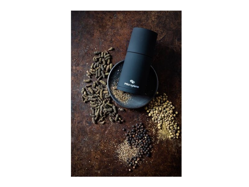 Microplane set nootmuskaatmolen zwart met 3 soorten peper