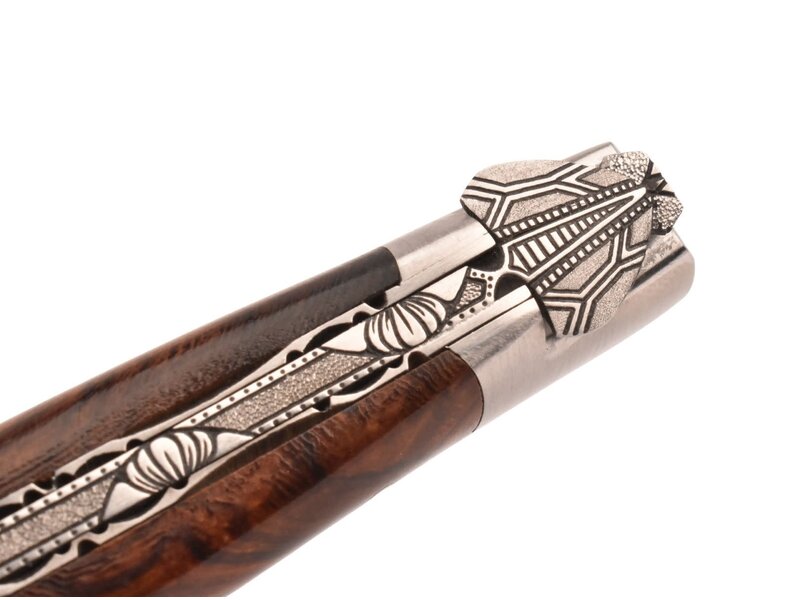 Laguiole en Aubrac Belle pièce 2025/6 - 12cm loupe de bois de fer - damast torsadé